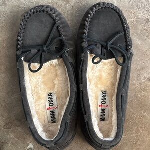 Minnetonka Women's Gray Moccasins with Fur Lining